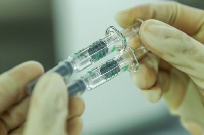 国药发布全球首个新冠灭活疫苗Ⅲ期临床数据:有效保护力超70%